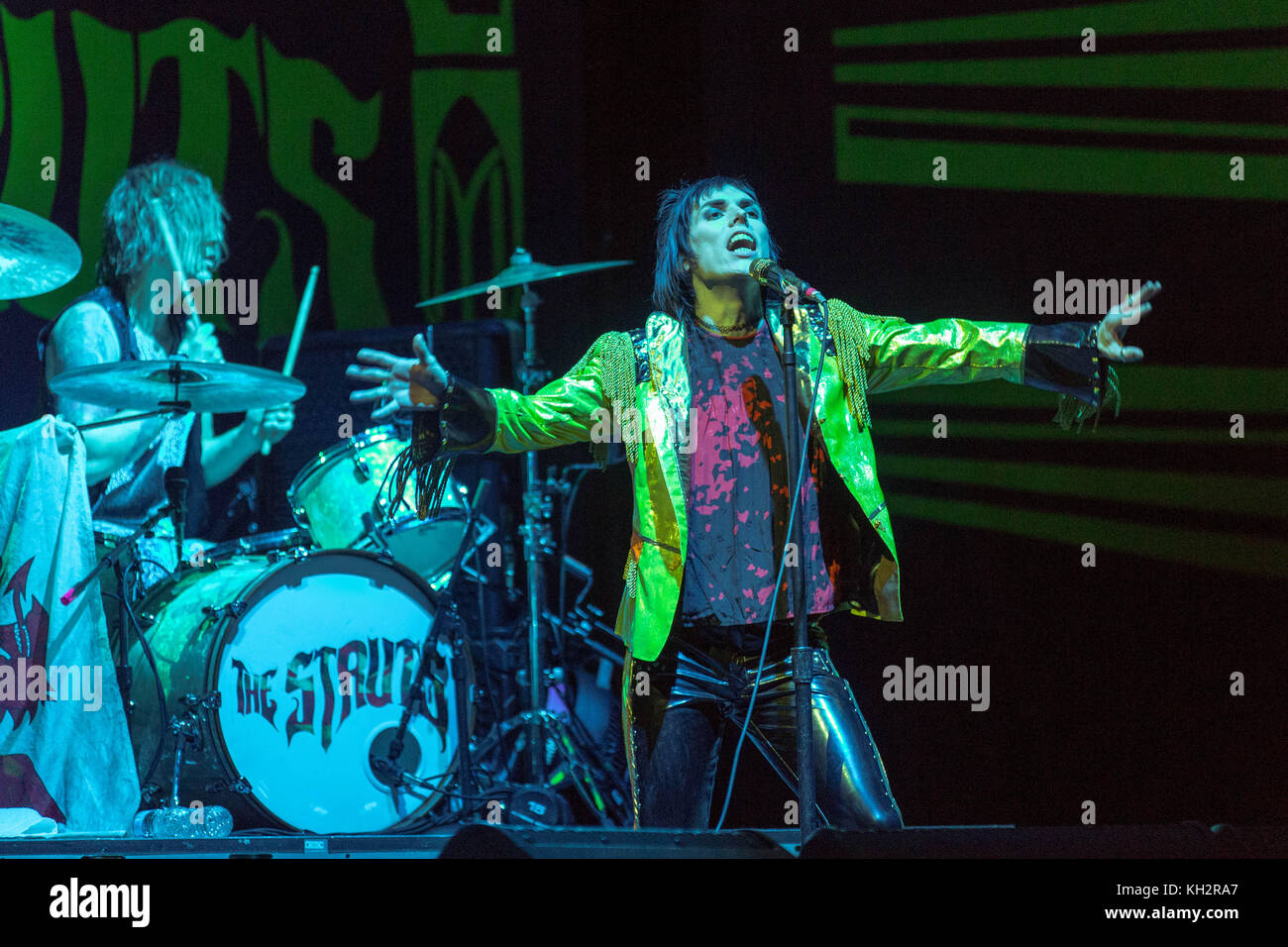 Madison, Wisconsin, USA. November 2017. GETHIN DAVIES und LUKE SPILLER von The Struts während der Concrete and Gold Tour im Kohl Center in Madison, Wisconsin Credit: Daniel DeSlover/ZUMA Wire/Alamy Live News Stockfoto