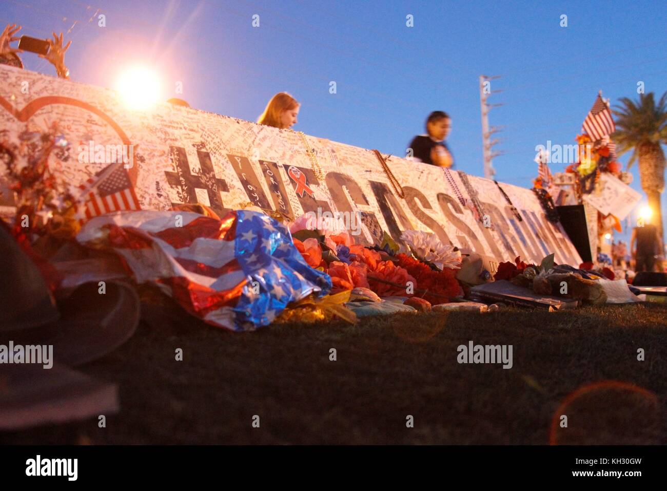 Las Vegas, NV, USA. November 2017. Memorial for the Route 91 Concert Shooting Opfers am Schild „Welcome to Las Vegas“ vor Ort für Cross Memorial for Route 91 Harvest Festival Massacre Shooting Opfern, Welcome to Las Vegas Sign on the Strip, Las Vegas, NV 11. November 2017. Quelle: JA/Everett Collection/Alamy Live News Stockfoto