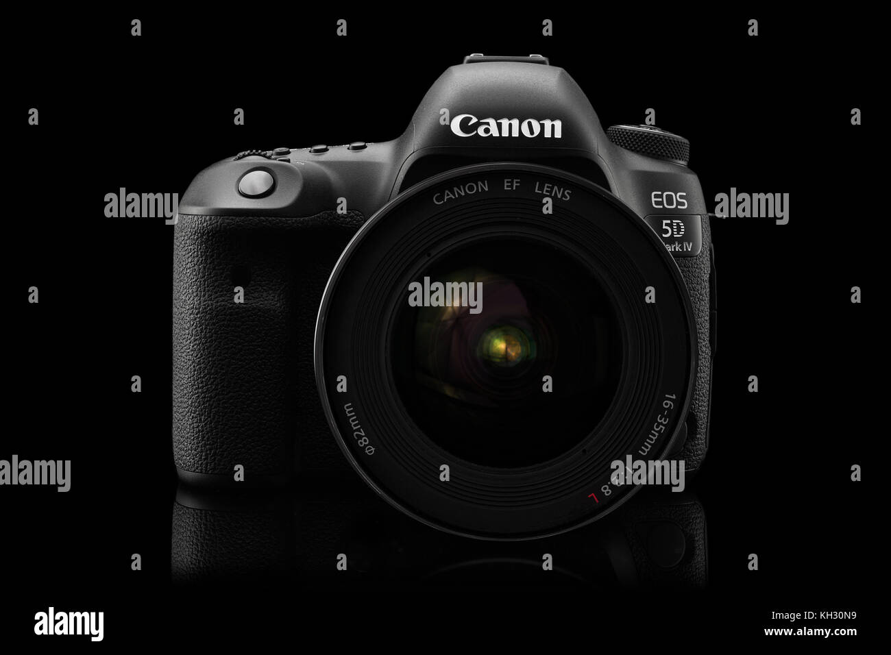 Varna, Bulgarien – 24. September 2016: Canon 5D Mark IV Kamera mit Canon EF 16-35mm f/2,8L II USM Objektiv auf schwarzem Hintergrund. Canon ist die Welt Stockfoto