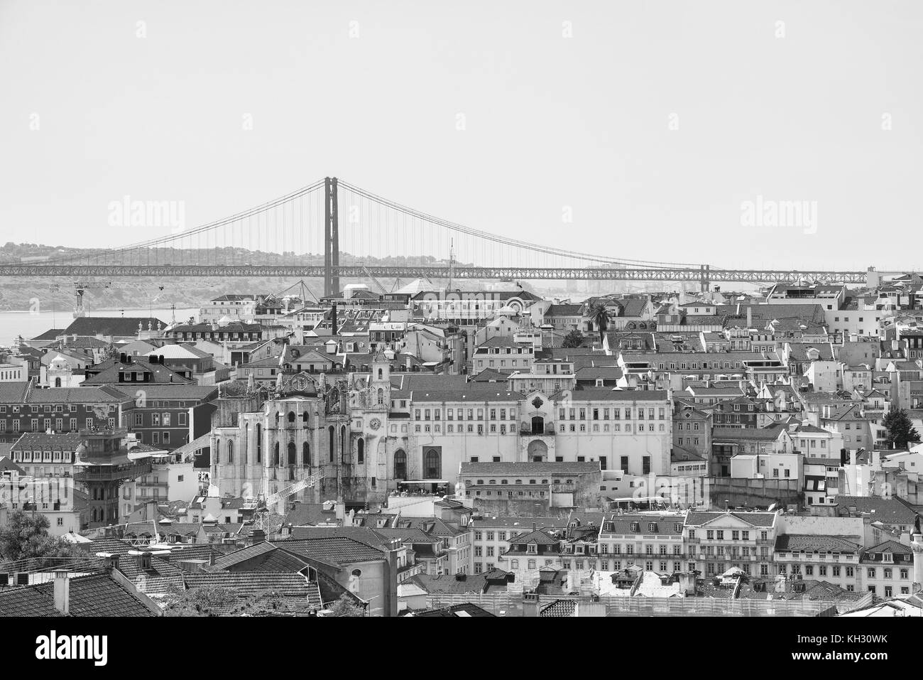 Alfama Downtown und die 25 April Brücke in Lissabon, Portugal. Stockfoto