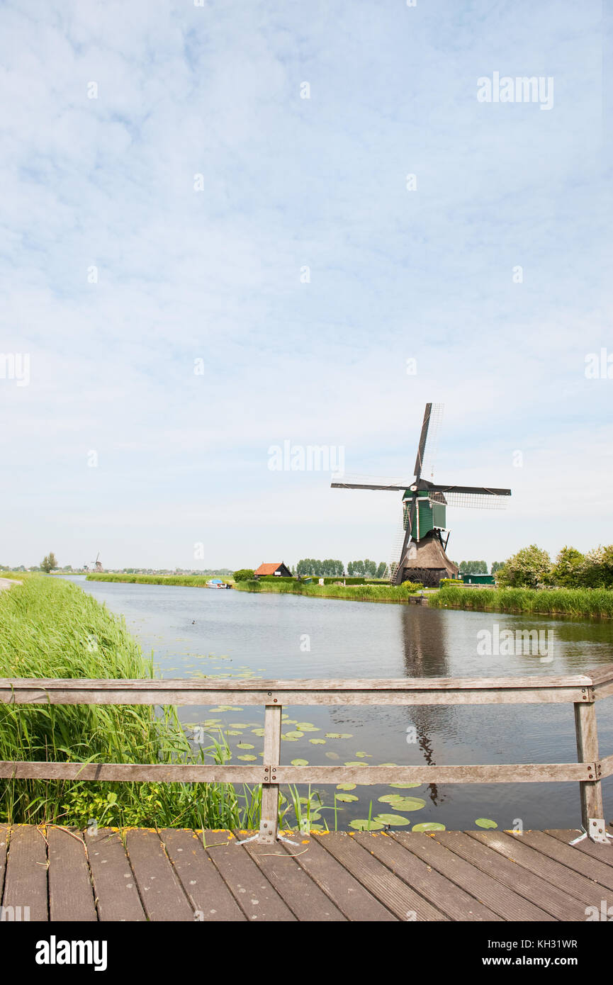 Holländische Windmühle in typischen Hollands Landschaft in der Nähe des Flusses Stockfoto