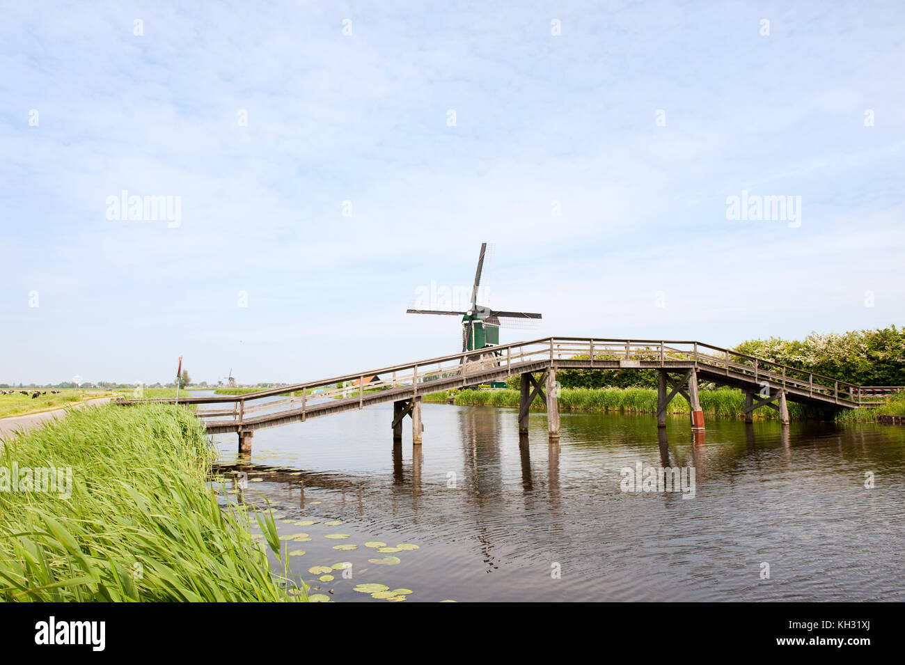 Hollands landschap in de Kwade Hoek met een Molen in Groot-ammers Stockfoto