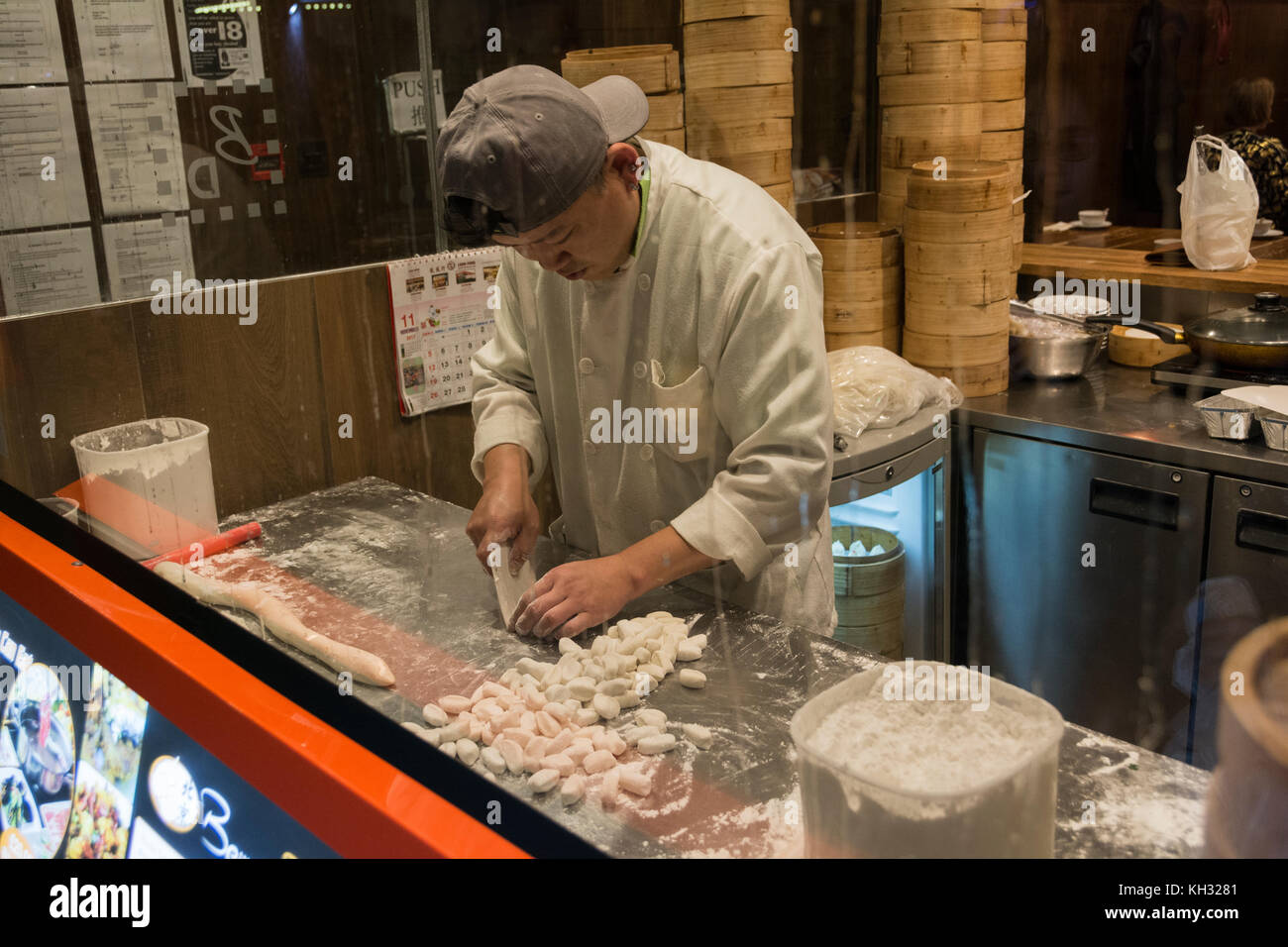 Ein junger chinesischer Koch rollen chinesische Dim Sum in China Town, London, England, UK. Stockfoto