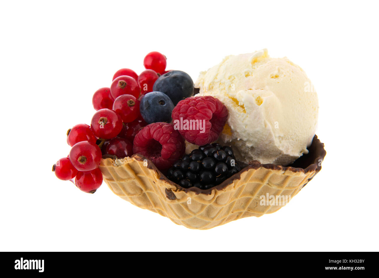 Frisches Eis mit gesunden Obst in der Schüssel von Cookie isoliert weißer Hintergrund Stockfoto