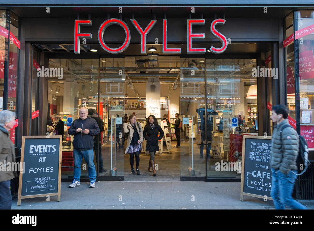 Der Eingang zu den neuen Foyles Buchladen auf Charing Cross Road, London, UK Stockfoto