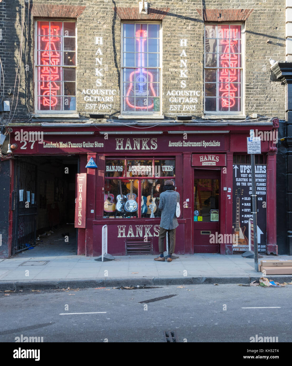 Hanks Gitarren auf Denmark Street, alias Tin Pan Alley, London, UK Stockfoto