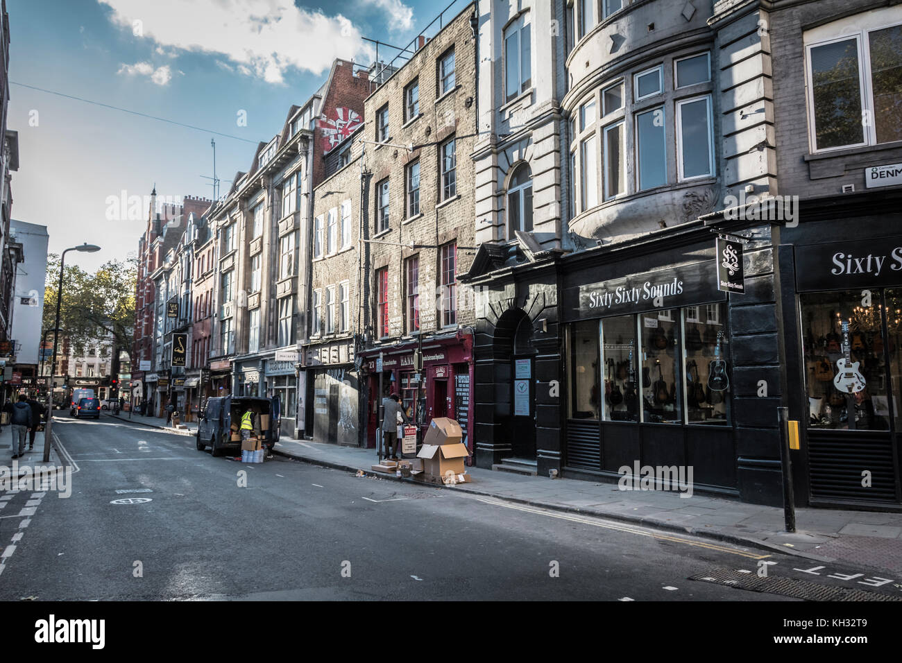 60 60 Sounds auf Denmark Street, alias Tin Pan Alley, London, UK Stockfoto
