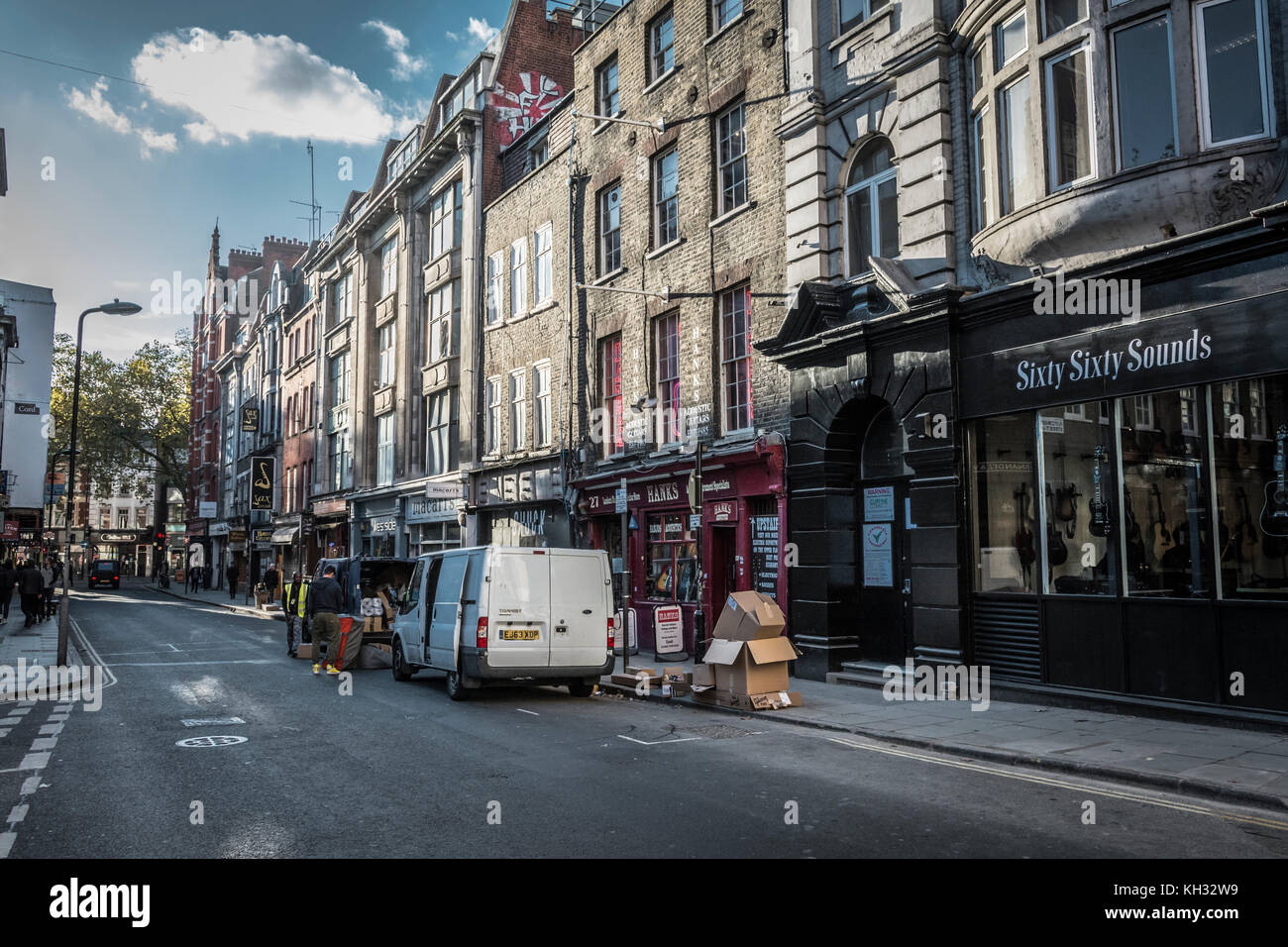 Shopfronts und Sixty Sixty Sounds auf der Denmark Street, alias Tin Pan Alley, London, UK Stockfoto