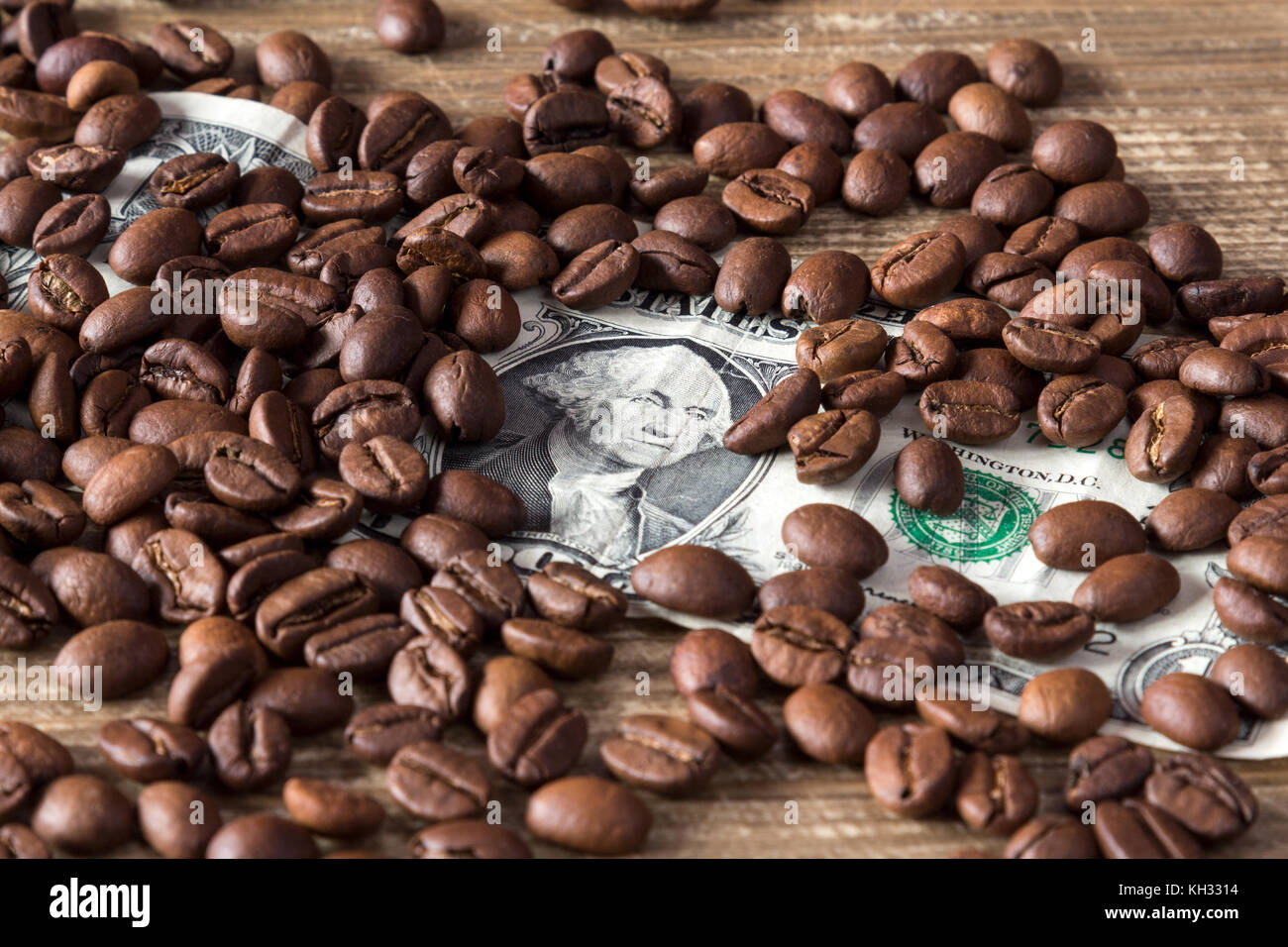 Kaffeebohnen auf Dollar Banknote, hohen oder niedrigen Preis von Kaffee auf  Börse Stockfotografie - Alamy
