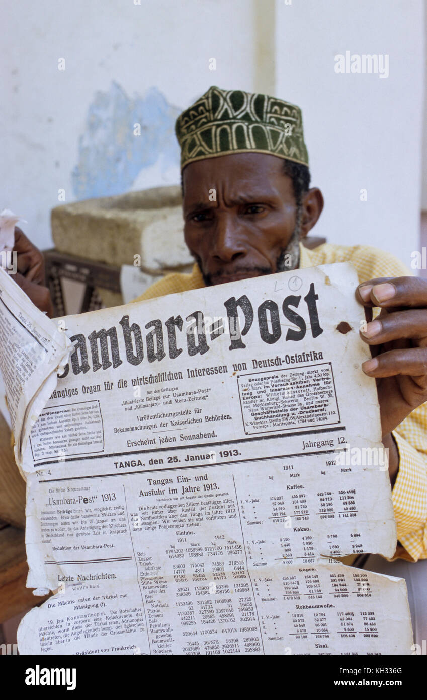 Tansania, Bagamoyo, Museum, Usambara Post, eine deutsche Zeitung aus kolonialer Zeit vom 25. Jan 1913 in Tanga/TANSANIA, Bagamoyo, Museum, Usambara Post, eine deutsche Zeitung aus der Kolonialzeit Deutsch-Ostafrika veröffentlicht. Stockfoto