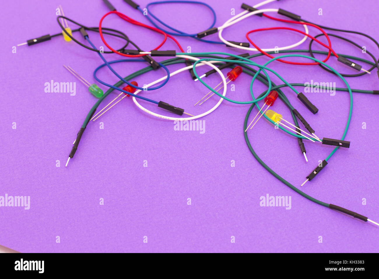 Set aus bunten Kabeln und Diode auf violette Hintergrund Stockfoto