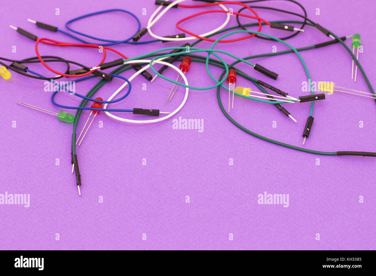 Set aus bunten Kabeln auf violette Hintergrund Stockfoto