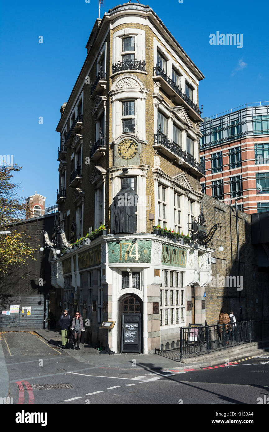 Die Black Friar ist traditionell öffentlichen Haus auf der Queen Victoria Street in Blackfriars, London. Stockfoto