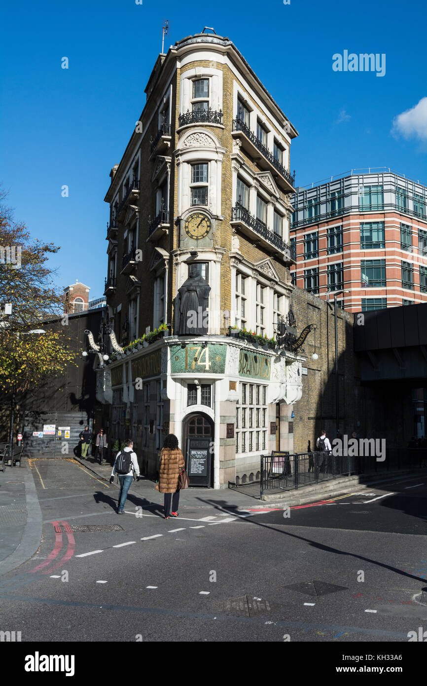 Die Black Friar ist traditionell öffentlichen Haus auf der Queen Victoria Street in Blackfriars, London. Stockfoto