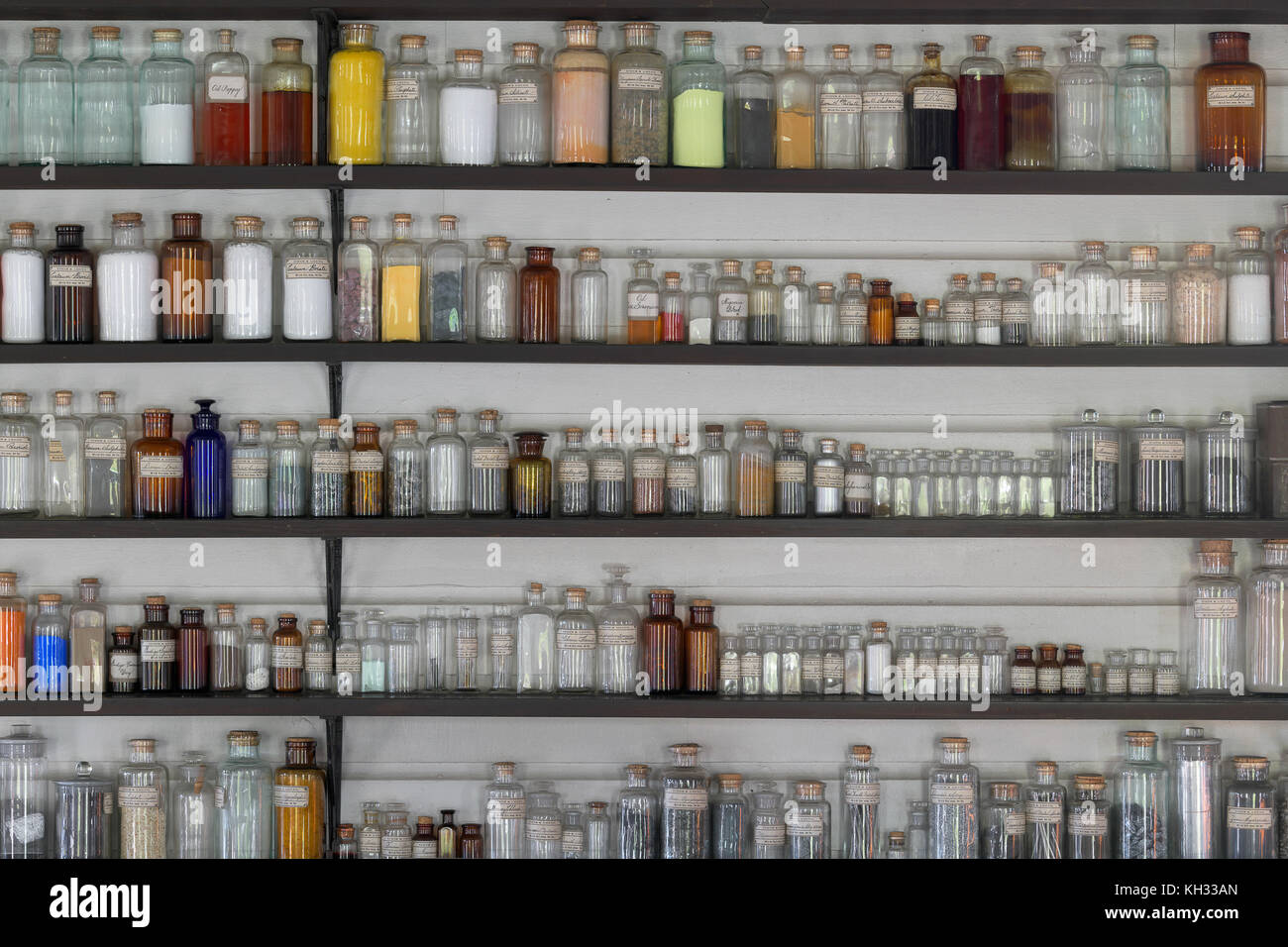 Labor Gläser aufgereiht auf Regalen in einem Chemielabor Stockfoto