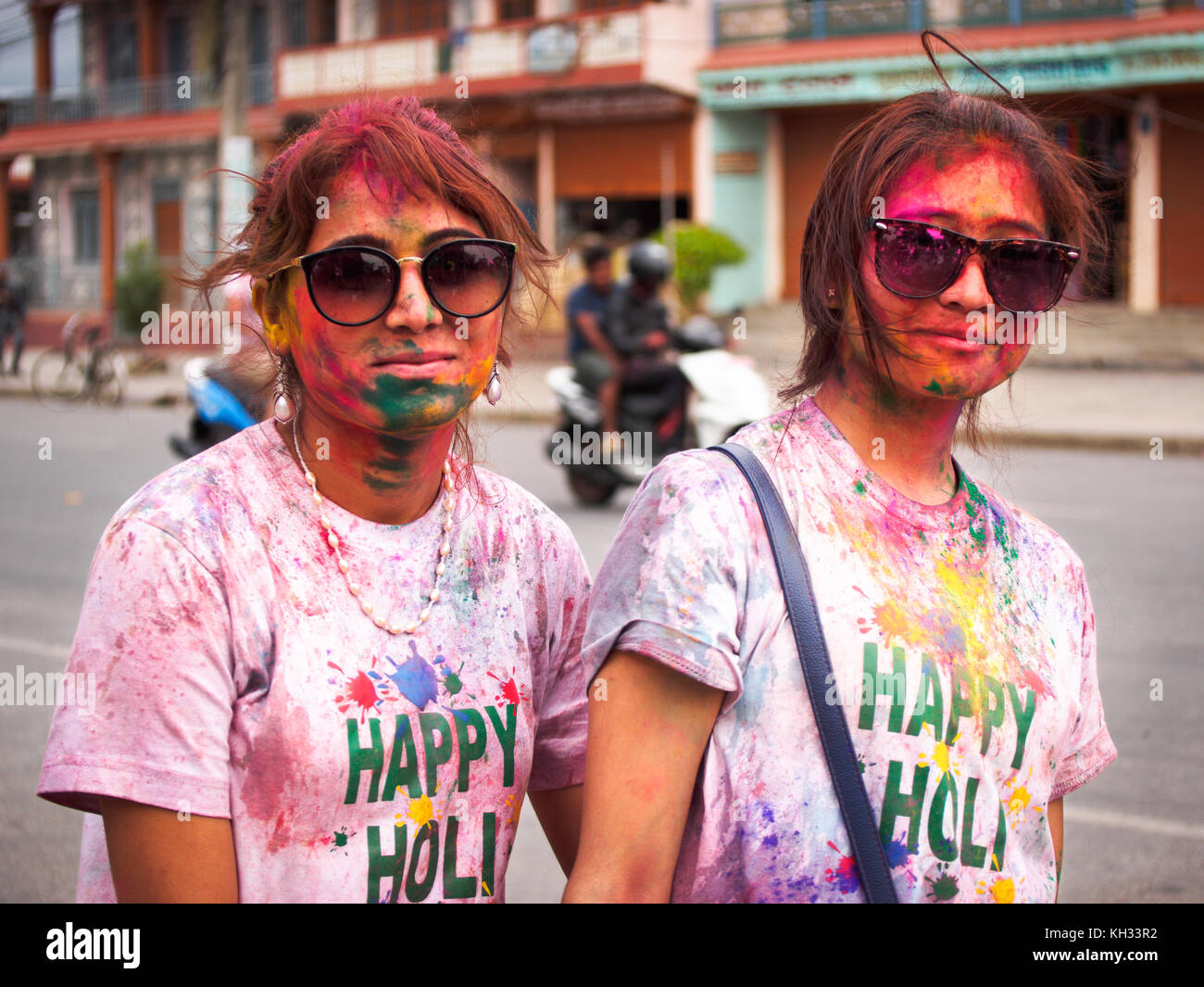 Zwei junge nepalesische Mädchen mit farbigem Pulver nach dem Feiern der hinduistische Fest Holi in Pokhara, Nepal Stockfoto