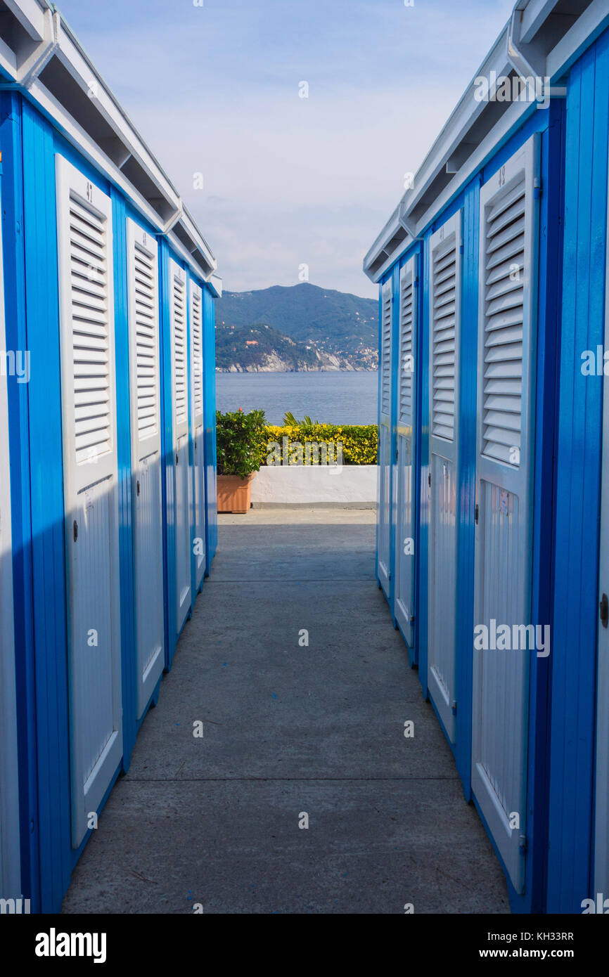 Blaue und weiße Strand Hütten Santa Margherita Italien Stockfoto