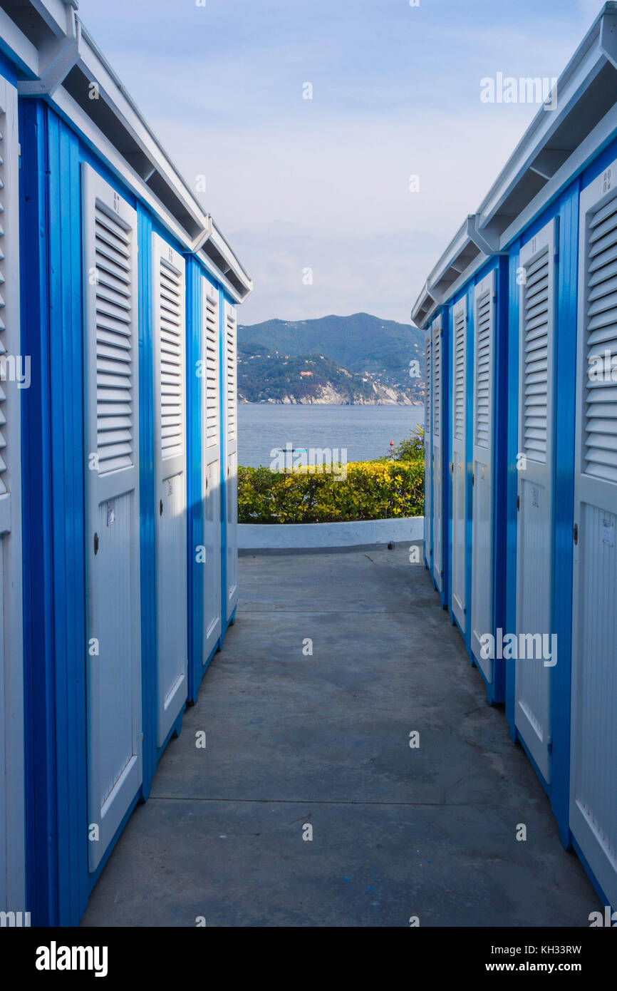 Blaue und weiße Strand Hütten Santa Margherita Italien Stockfoto