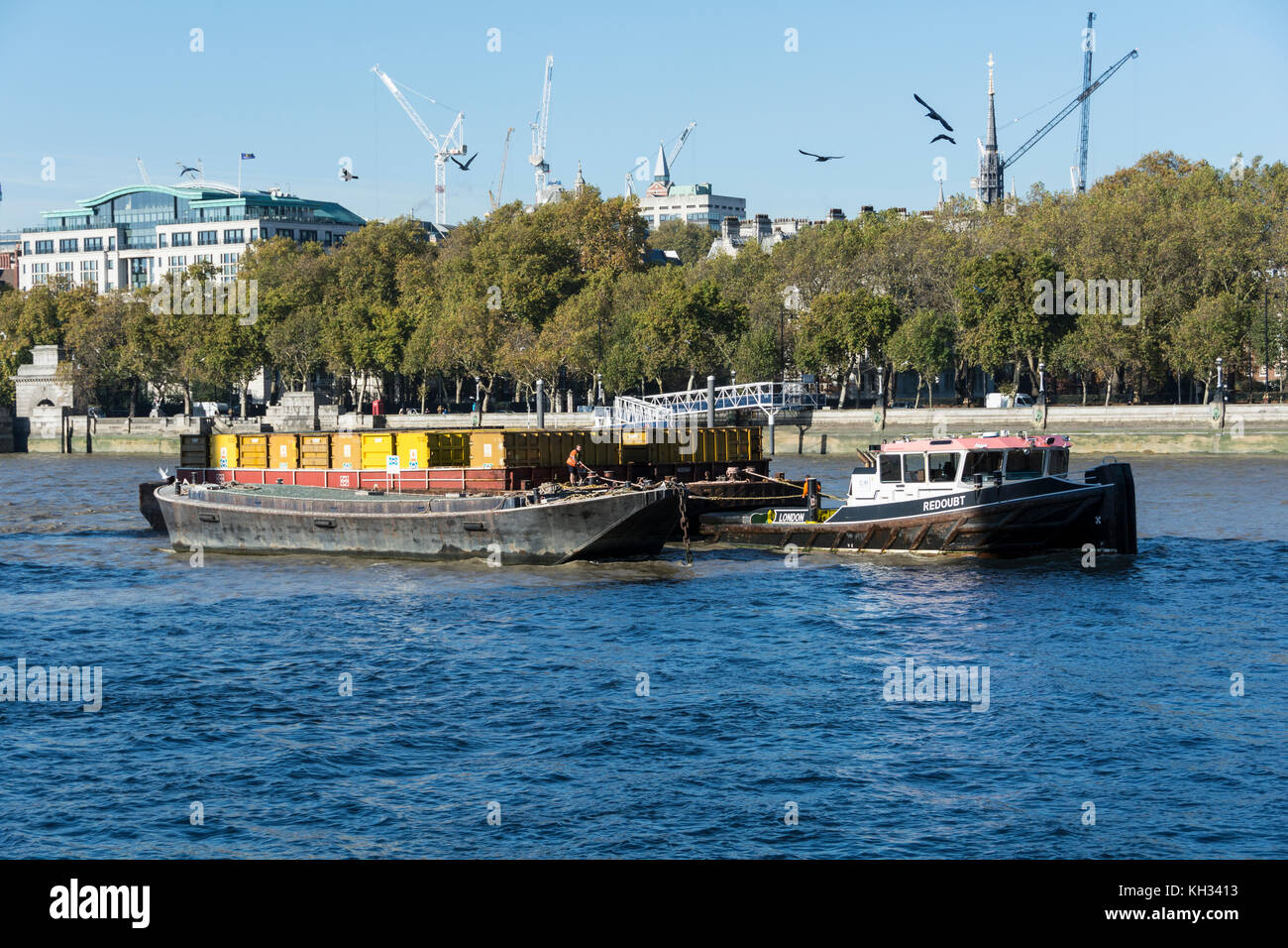 Eine Entsorgung Schiff auf der Themse in London für die Deponie gebunden. Stockfoto