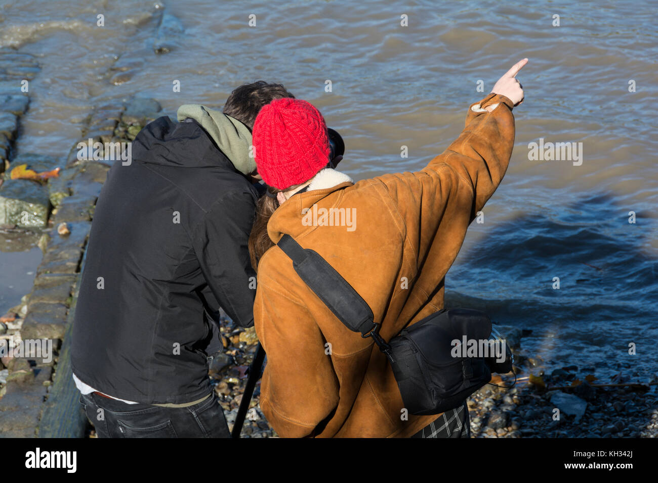 Zwei junge Fotografen in lebhaftes Gespräch auf der Themse Vorland, London, UK. Stockfoto
