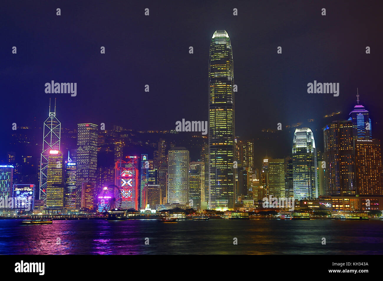 Lichter der Skyline von Zentralen, über Victoria Harbour in der Nacht in Hongkong, China Stockfoto