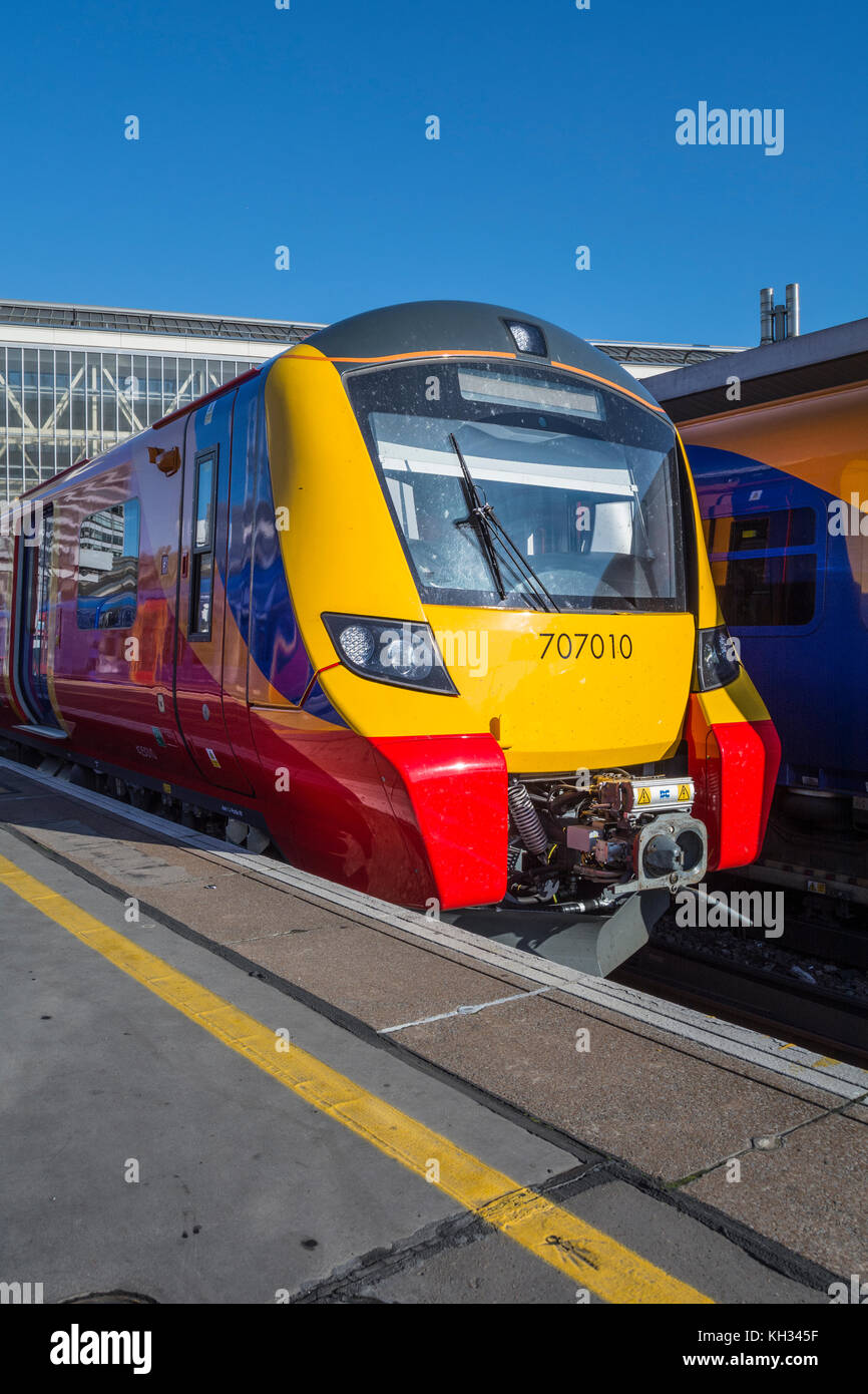 Eine der neuen South Western Railway Klasse 707 s bei Waterloo Station, London, UK. Stockfoto