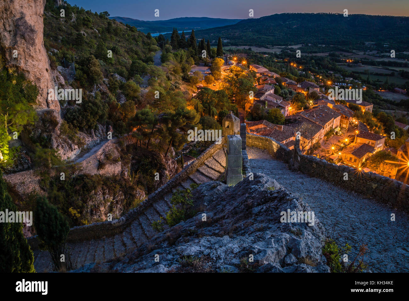 Das schöne Dorf Moustiers Sainte Marie in der Nacht Stockfoto