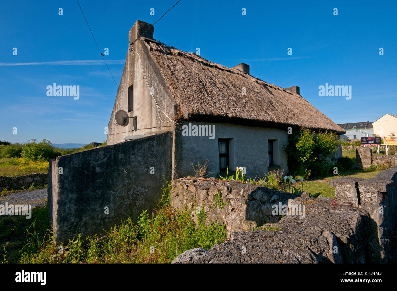 Typisches Haus mit Strohdach in der Nähe von Galway, County Galway, Irland Stockfoto