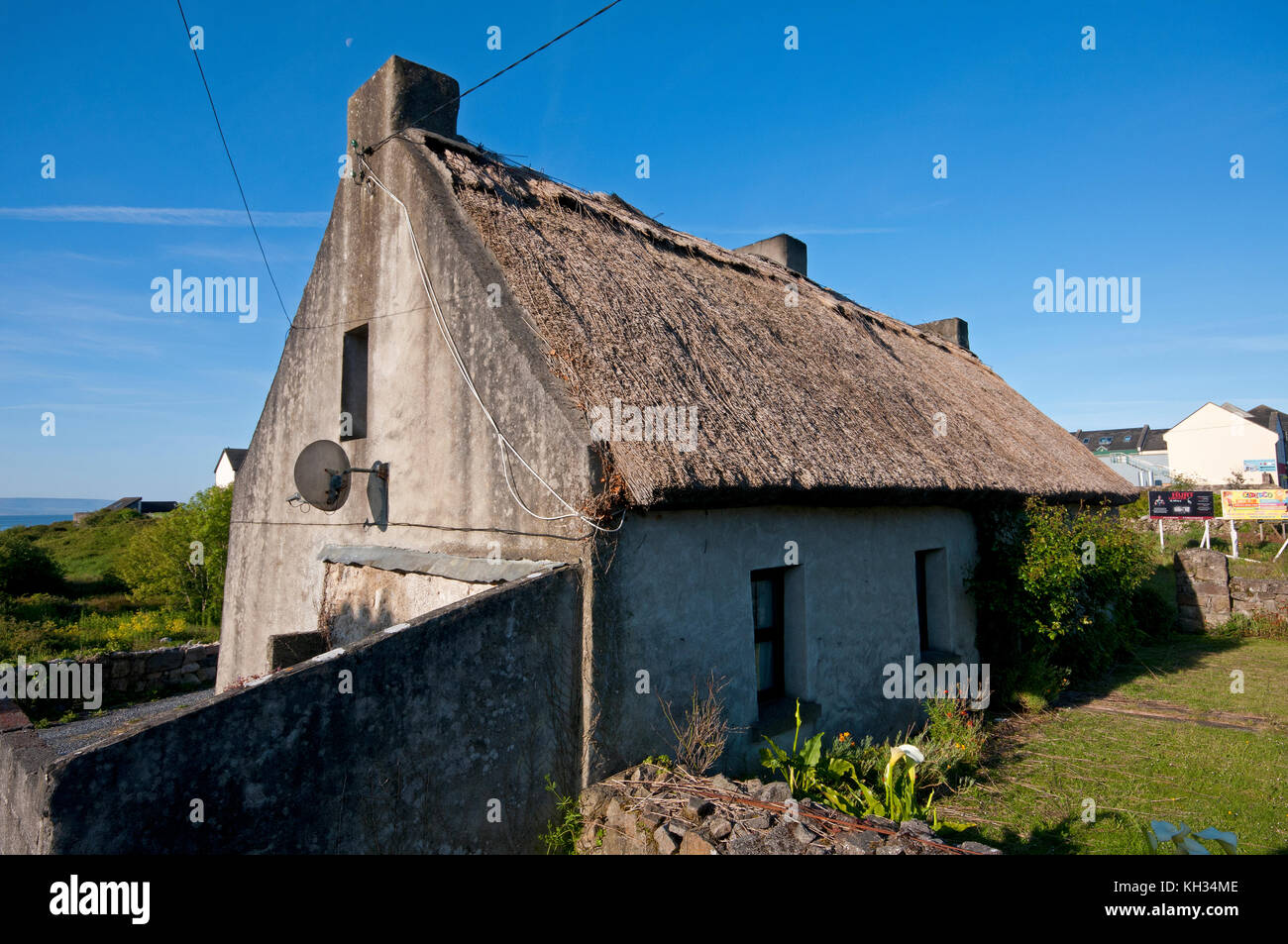 Typisches Haus mit Strohdach in der Nähe von Galway, County Galway, Irland Stockfoto
