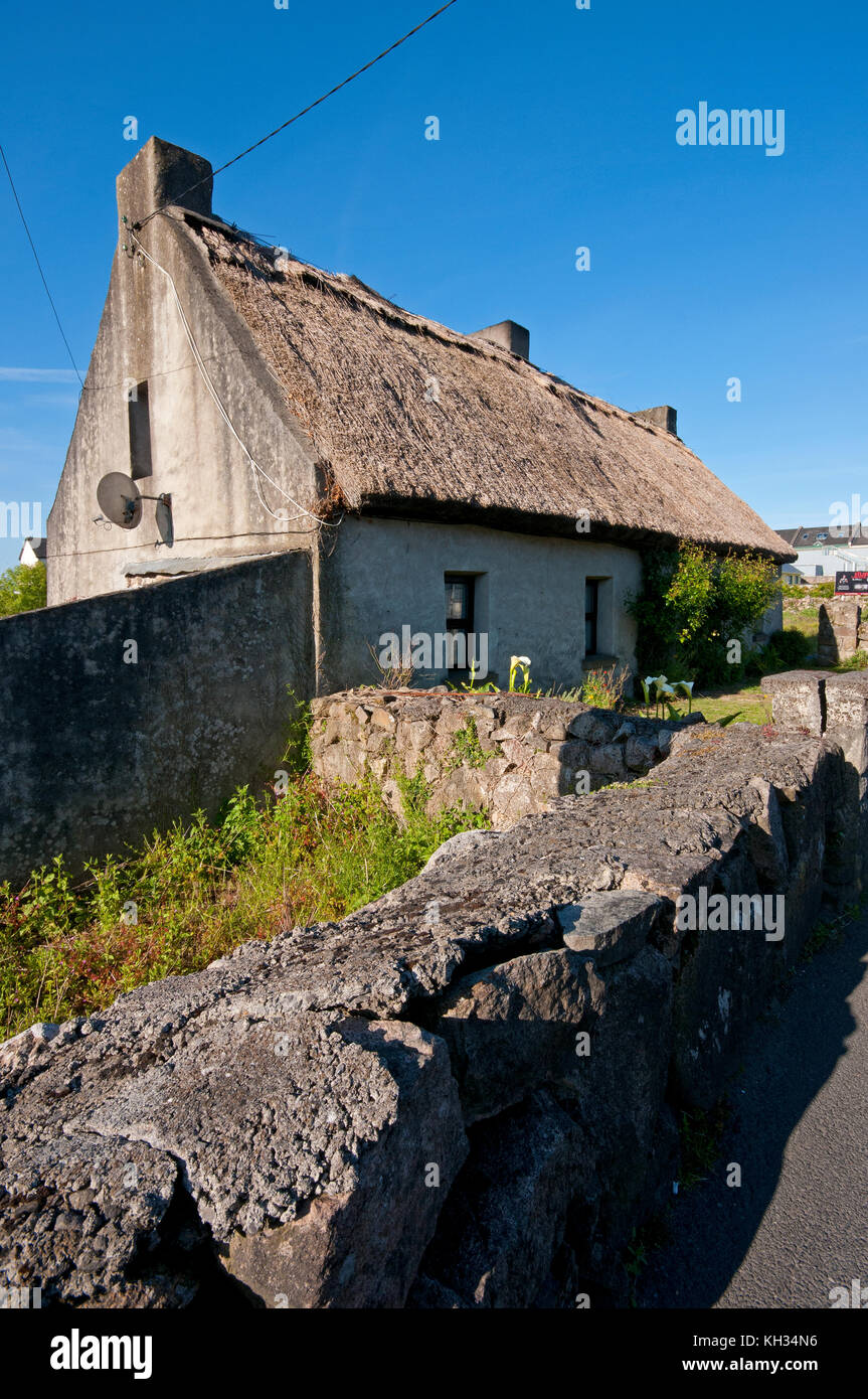 Typisches Haus mit Strohdach in der Nähe von Galway, County Galway, Irland Stockfoto