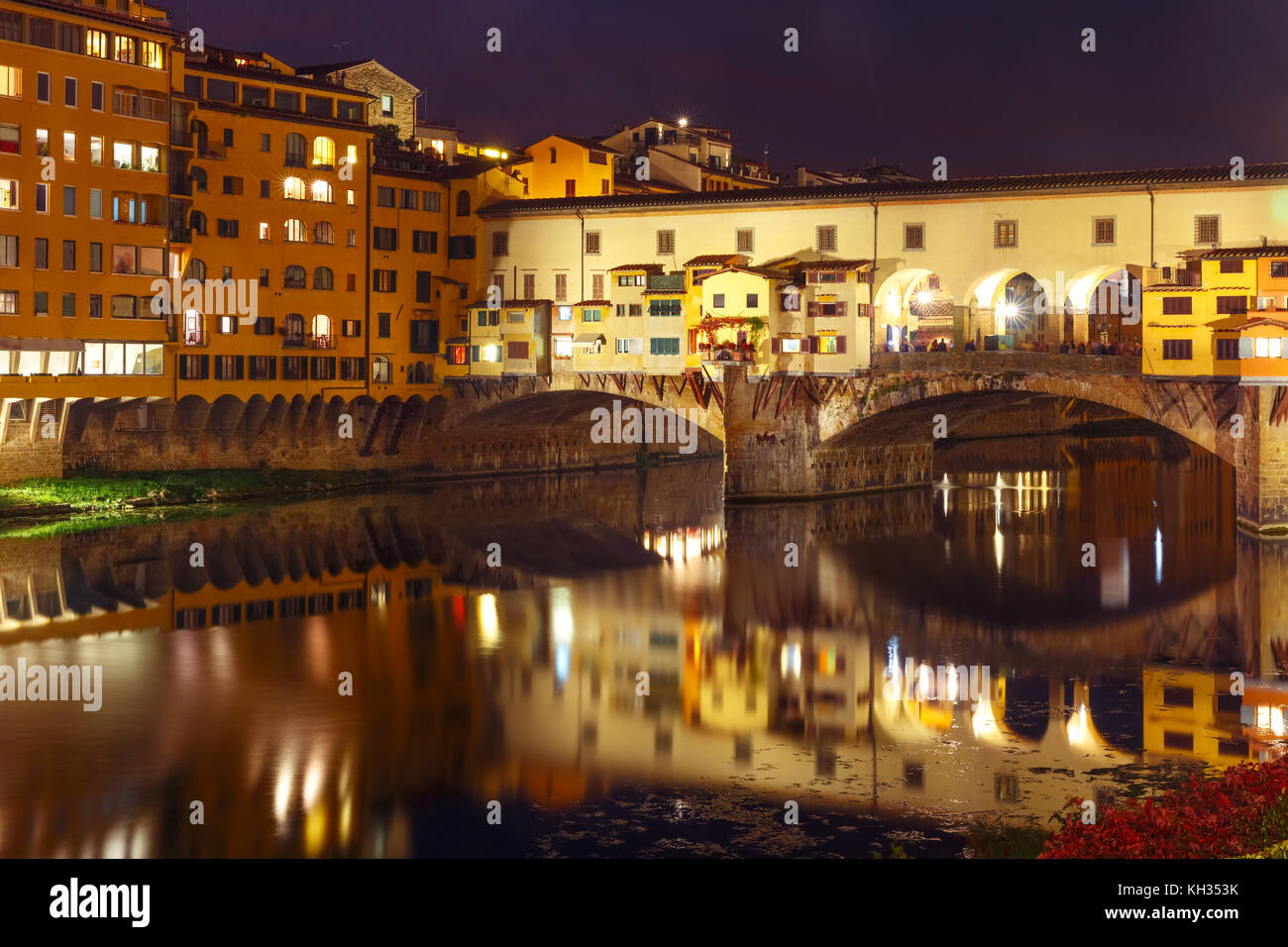 Arno und die Ponte Vecchio in Florenz, Italien Stockfoto
