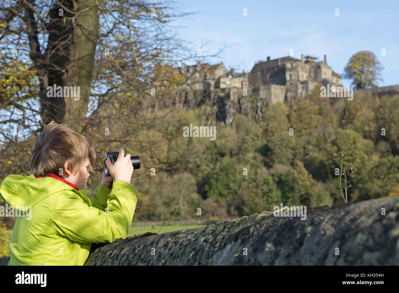 Junge unter Foto von Schloss Stirling, Stirling, Schottland, Großbritannien Stockfoto