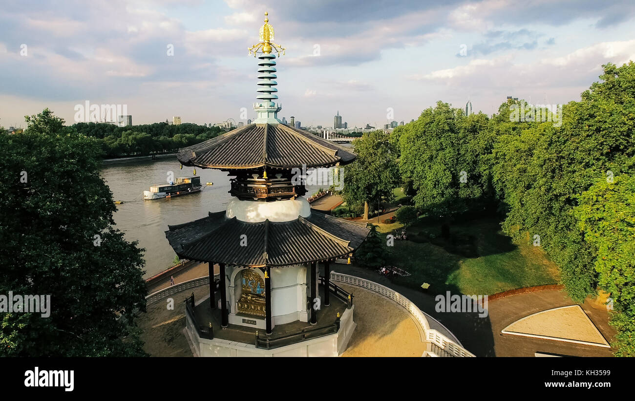 Luftaufnahme Battersea Park und Frieden Pagode Tempel in London. Thames River und Frieden Pagode buddhistischen Tempel an einem sonnigen Tag Stockfoto