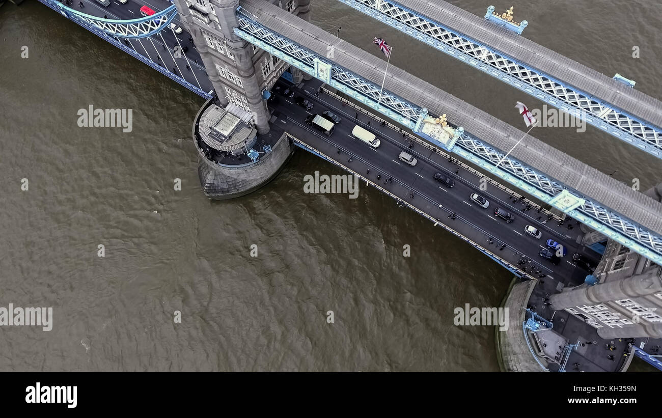 Antenne Vogelperspektive von iconic tower bridge mit Verkehr Transport und die Themse in London, England, UK4k Stockfoto