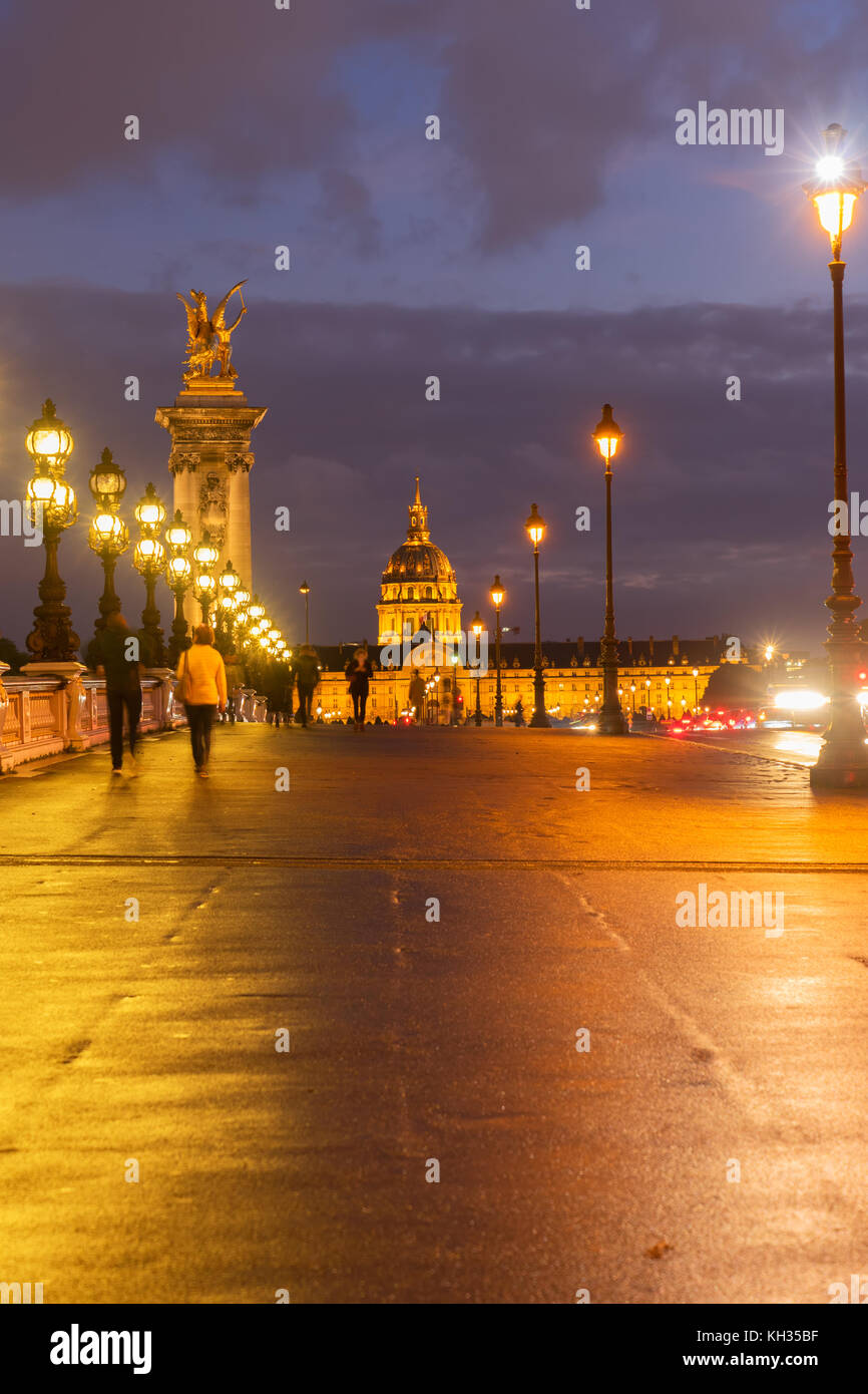 Alexandre iii Brücke an Violett Dämmerungen mit leuchtenden Laternen, Paris, Frankreich Stockfoto