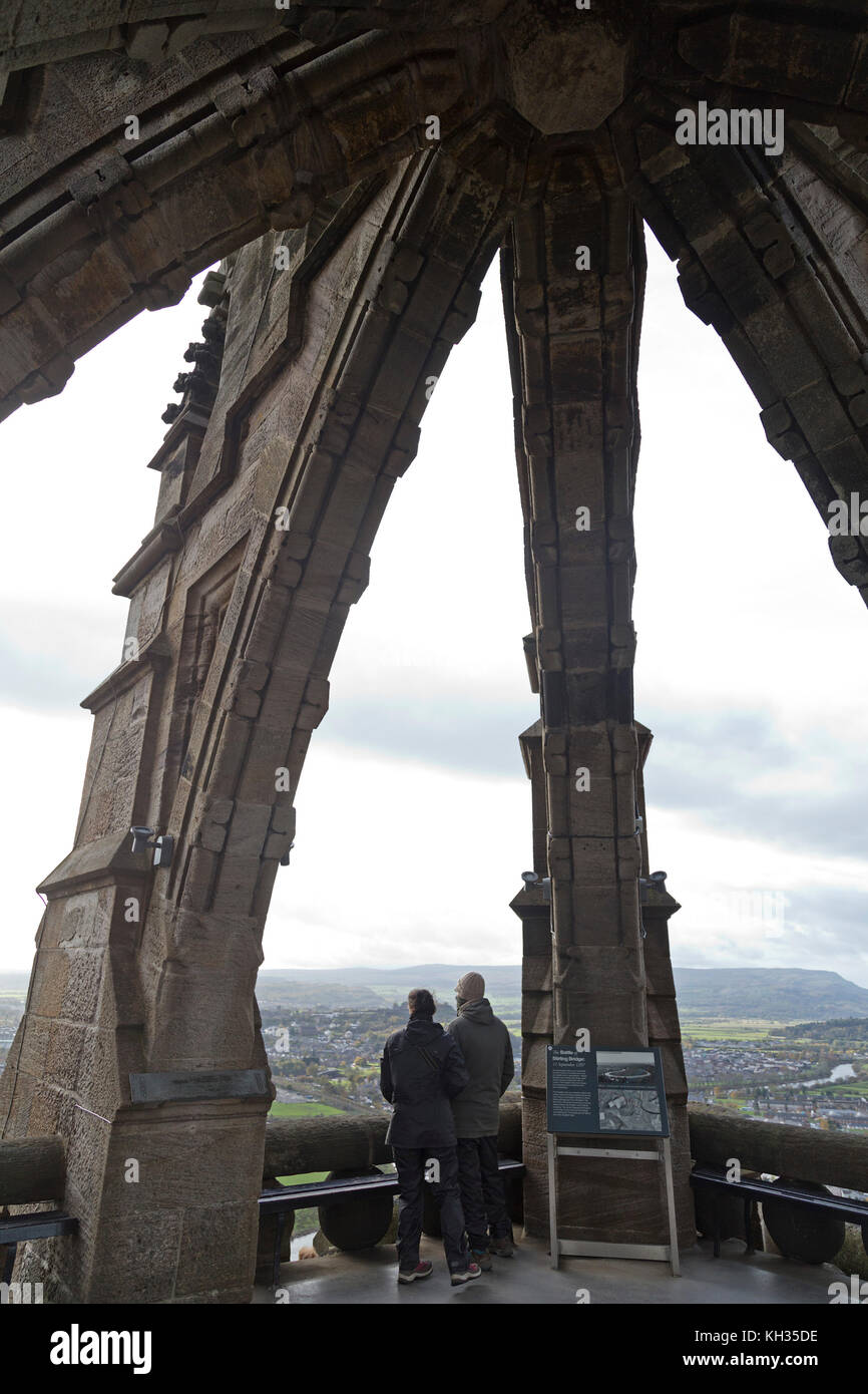 Besucher genießen die Aussicht von Wallace Monument, Stirling, Schottland, Großbritannien Stockfoto