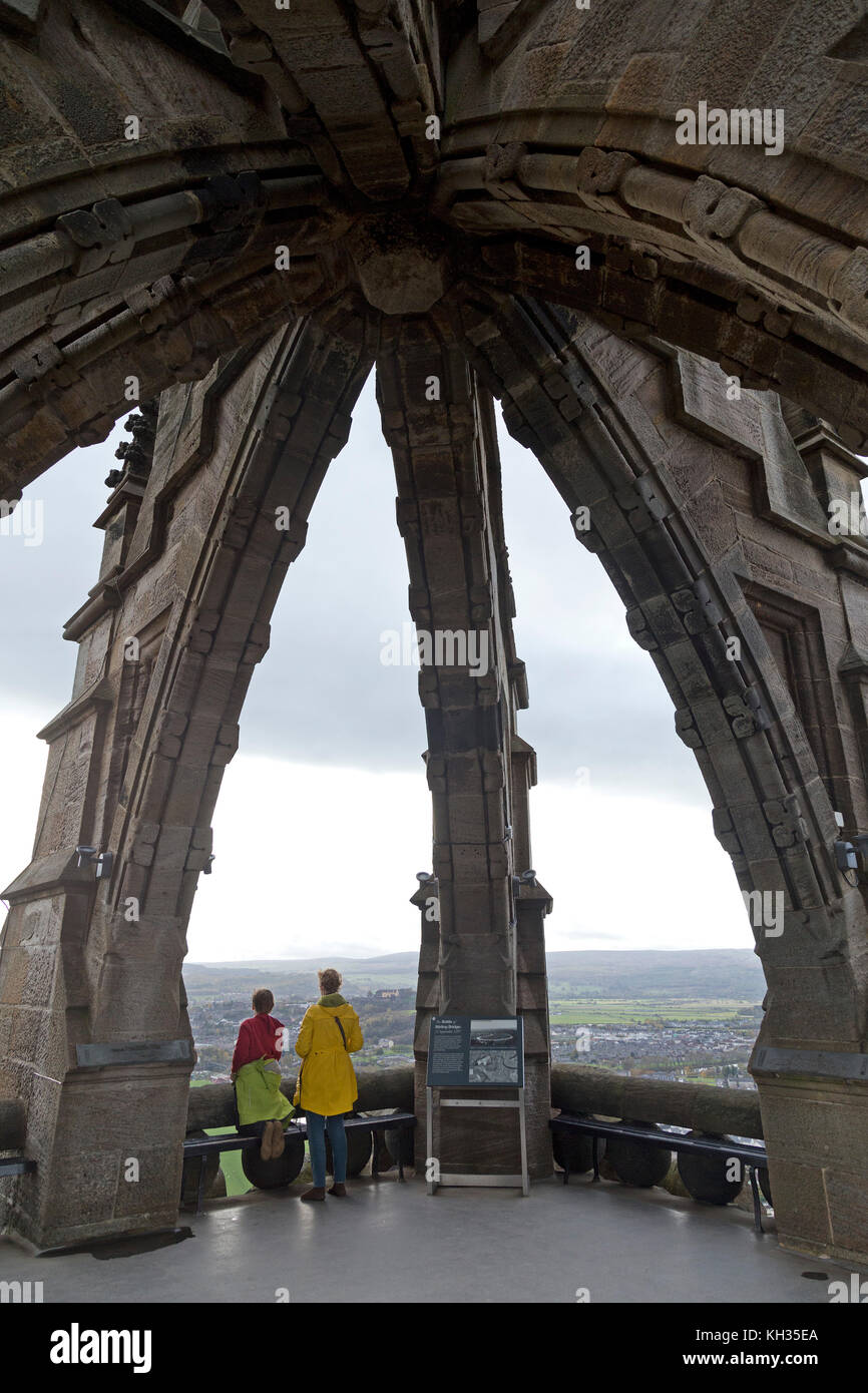 Mutter und Sohn Genießen der Aussicht von Wallace Monument, Stirling, Schottland, Großbritannien Stockfoto