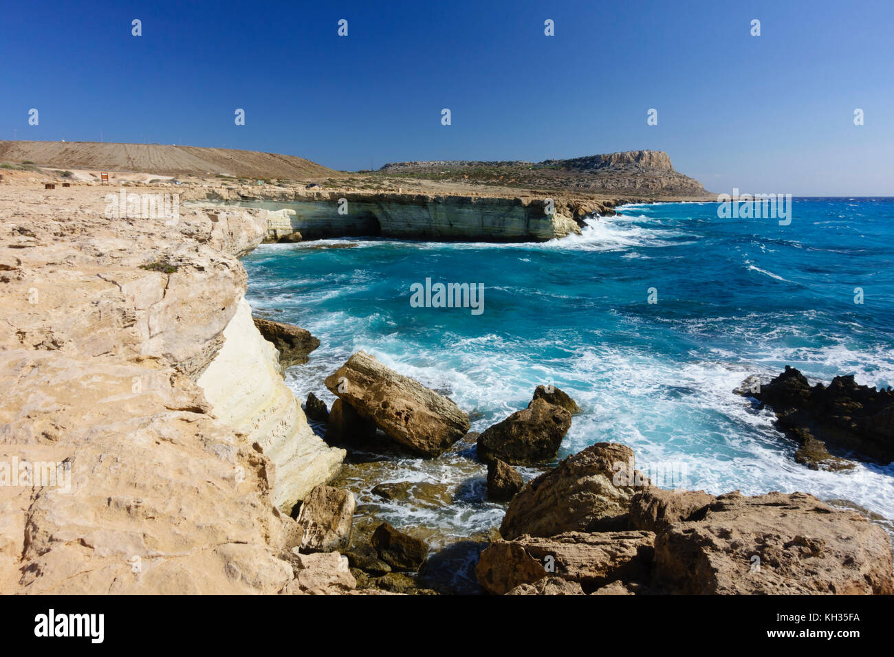 Stürmische Meere an seacaves, Cava Gkreco, Greco, Zypern Stockfoto