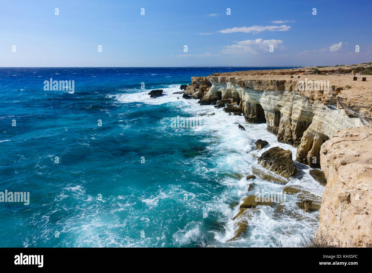 Stürmische Meere an seacaves, Cava Gkreco, Greco, Zypern Stockfoto