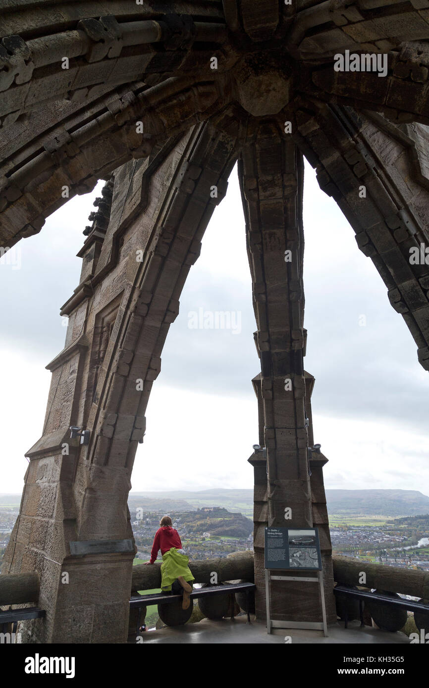 Junge Genießen der Aussicht von Wallace Monument, Stirling, Schottland, Großbritannien Stockfoto