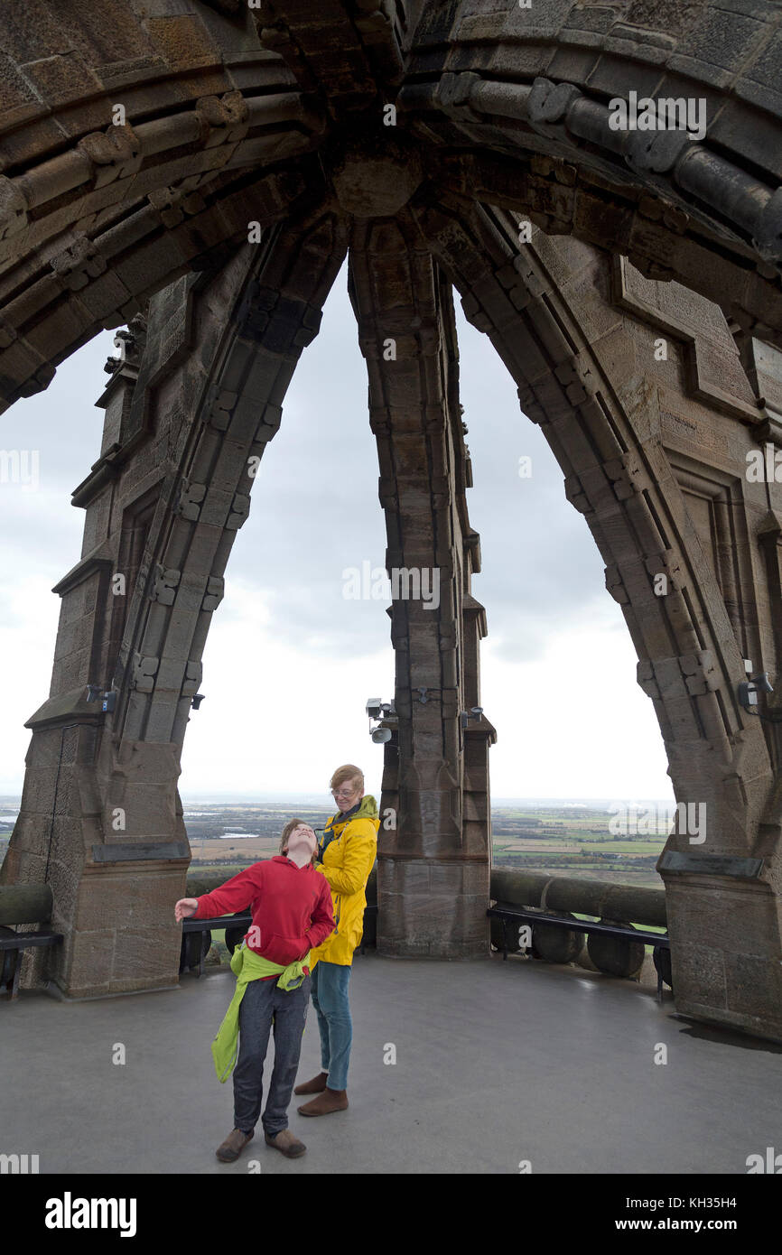 Besucher auf Wallace Monument, Stirling, Schottland, Großbritannien Stockfoto