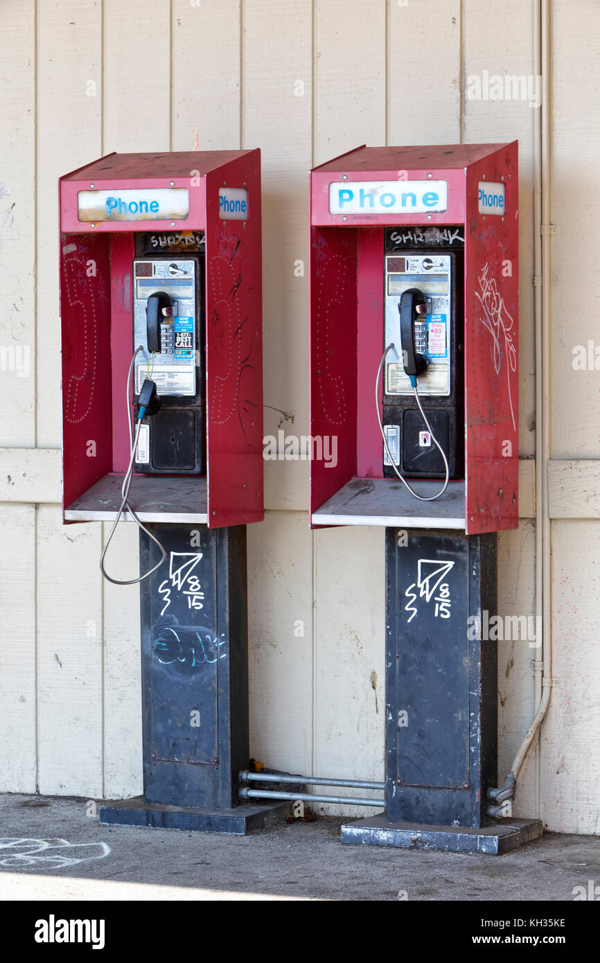 Abgebrochene Münzautomaten öffentlicher Telefone mit Münze release Slot, Graffiti. Stockfoto