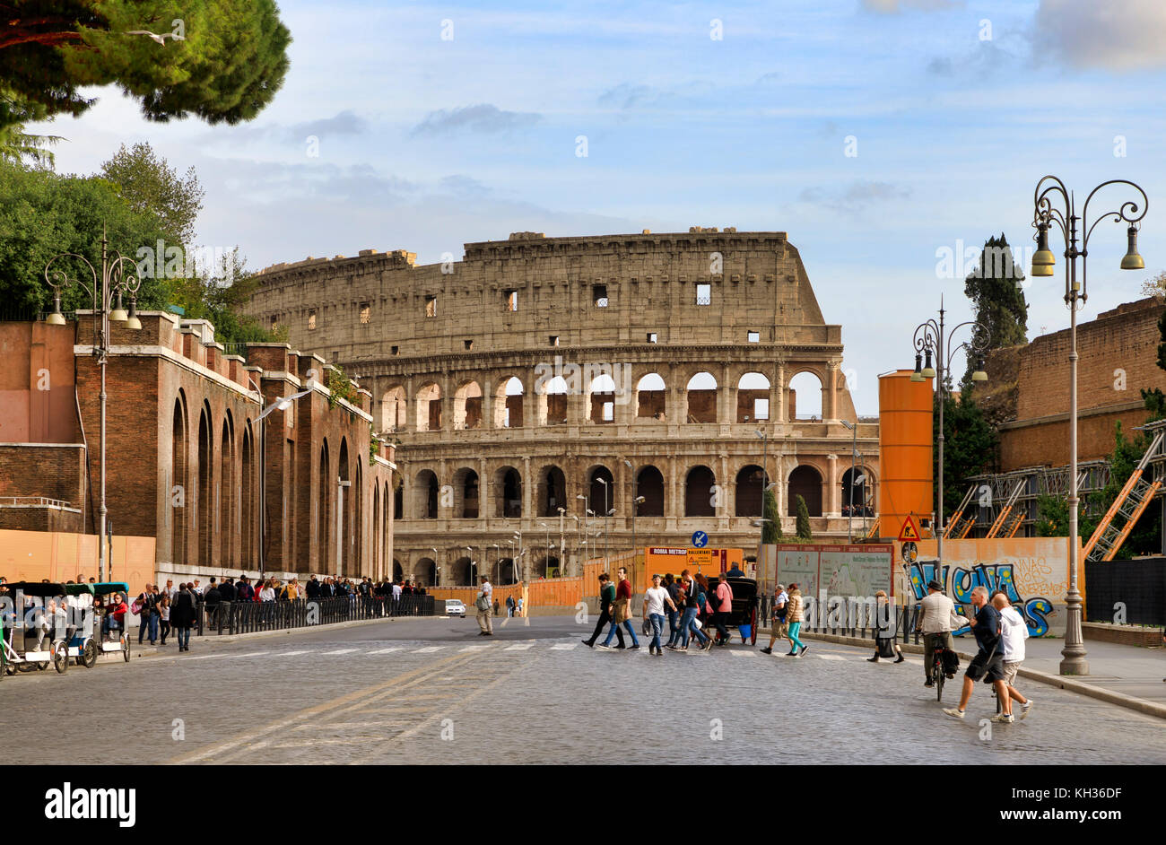 ROM, ITALIEN - OKTOBER 30: (ANMERKUNG DER REDAKTION: Der Belichtungsumfang dieses Bildes wurde digital erhöht.) Das Kolosseum ist an der Straße 'Via dei Fori Imperiali' am 30. Oktober 2017 in Rom, Italien, zu sehen. Rom ist eines der beliebtesten Reiseziele der Welt. Stockfoto