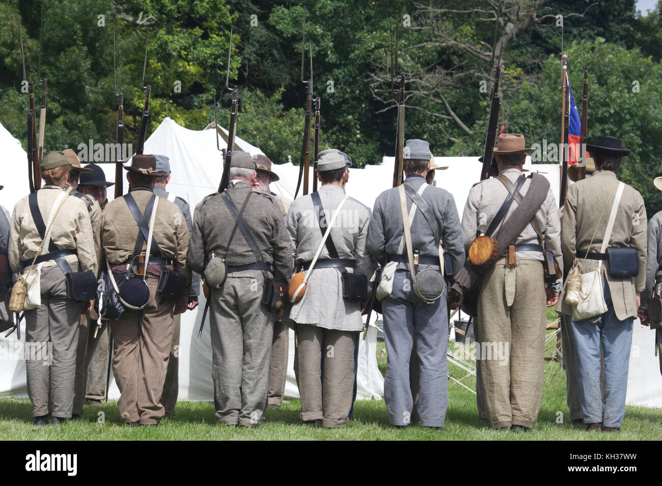 Der konföderierten Armee in der Linie für die Wiederinkraftsetzung des Amerikanischen Bürgerkriegs Stockfoto