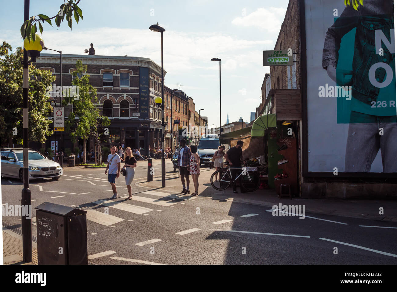 Der Kreuzung von Broadway Market in London Felder, Hackney. An einem sonnigen Tag im August. Stockfoto