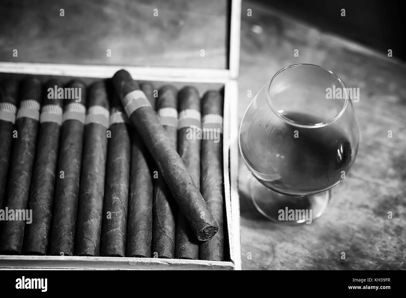 Im Retrostil Foto von großen Feld der kubanische-zigarren auf einer hölzernen Tabl Stockfoto