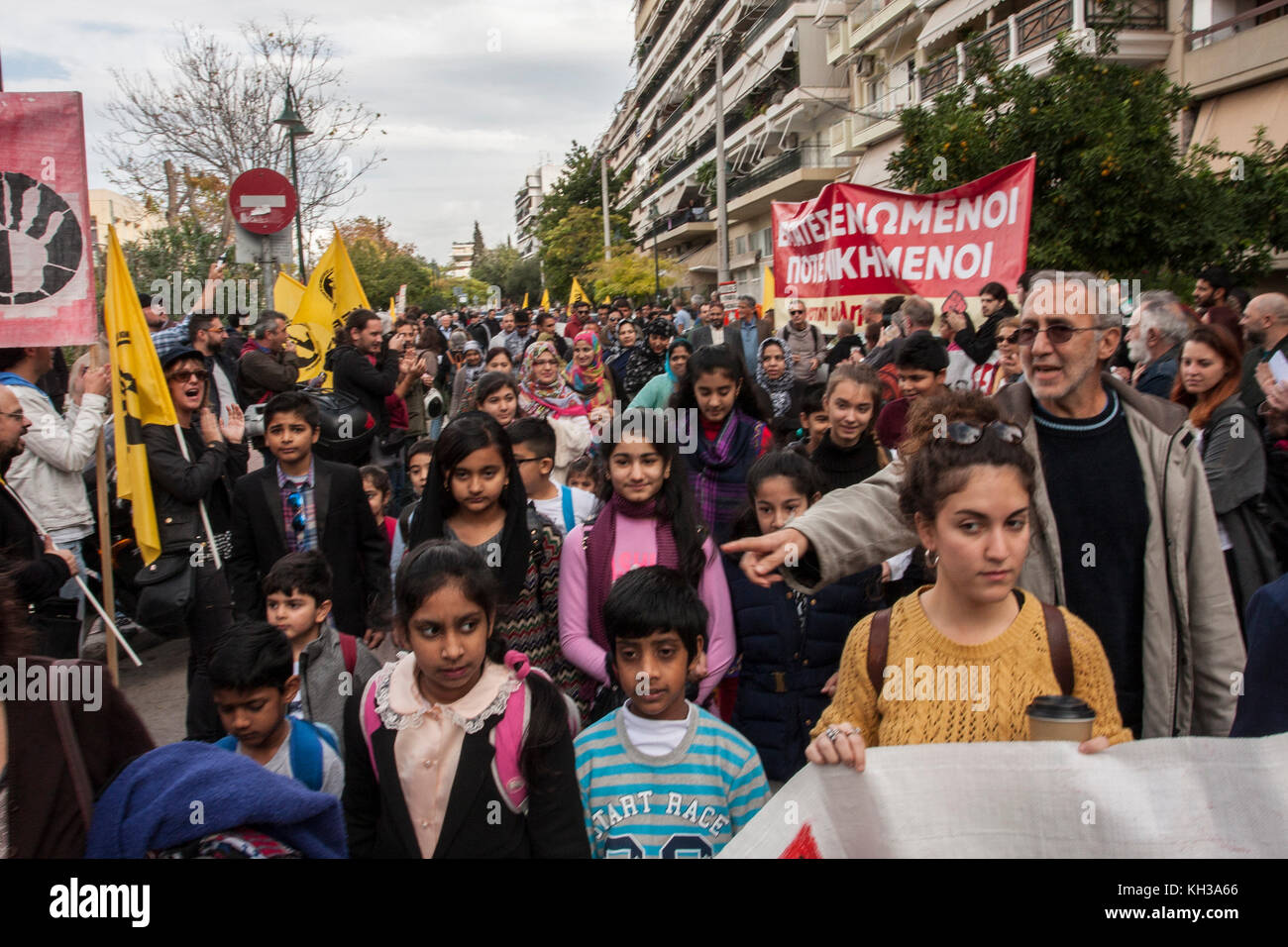 Athen, Griechenland. 12 Nov, 2017. Die pakistanische Comunity von Griechenland 'Einheit' organisiert eine Sonntagsschule für die chilidren Urdu, Englisch und Arabisch zu lernen, während ihre Mütter die griechische Sprache lernen. Unterstützer und Lehrer begrüßen die chilidren mit Ballons und Süßigkeiten. Credit: George panagakis/Pacific Press/alamy leben Nachrichten Stockfoto