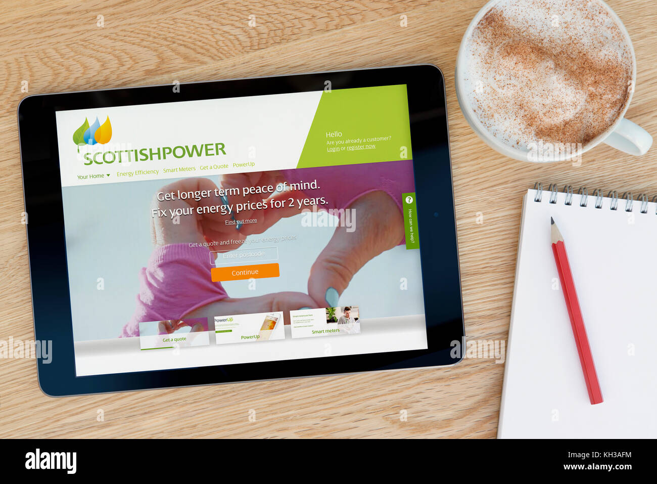 Der Scottish Power website Funktionen auf einem iPad Tablet Gerät, das auf einem Tisch liegt neben einem Notizblock und Bleistift und eine Tasse Kaffee (redaktionellen) Stockfoto