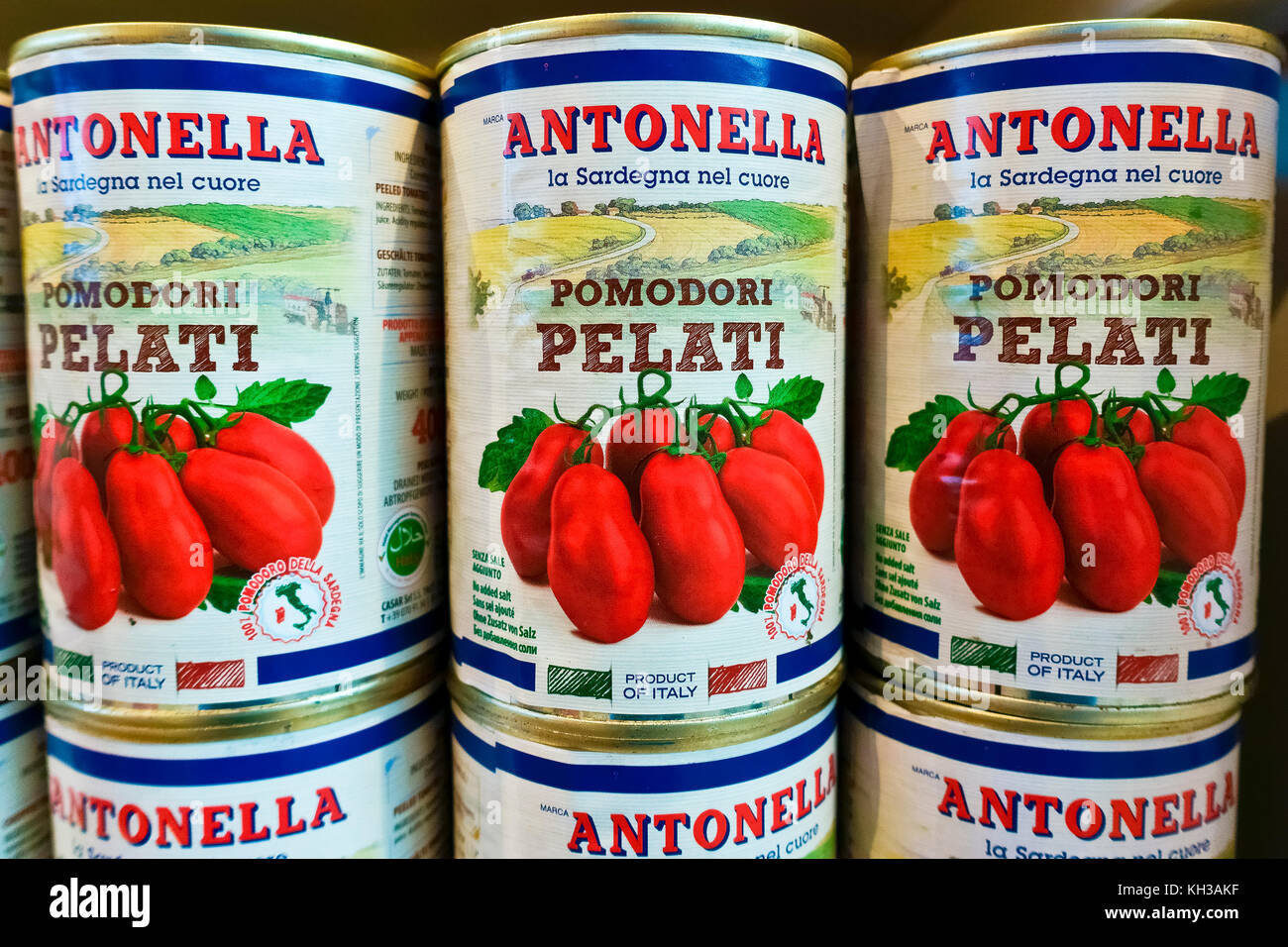 Tomatenpüree Tomaten pürieren, Sauce für Pasta für den Verkauf angezeigt. Geschälte Tomaten Sauce Dosen auf einem Regal ausgerichtet. Mediterrane Ernährung. Close Up. Stockfoto