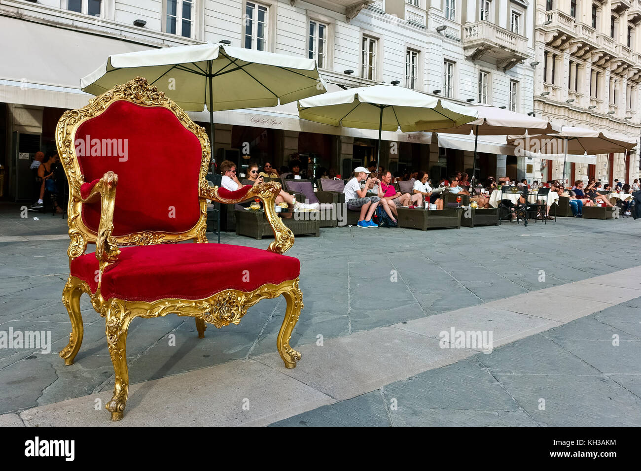 Rotem samt und gold Kaiser Stuhl Sessel, Leer, auf dem Gehsteig der Piazza dell'Unità d'Italia, outside cafe degli Specchi. Triest, Italien, Europa. Stockfoto